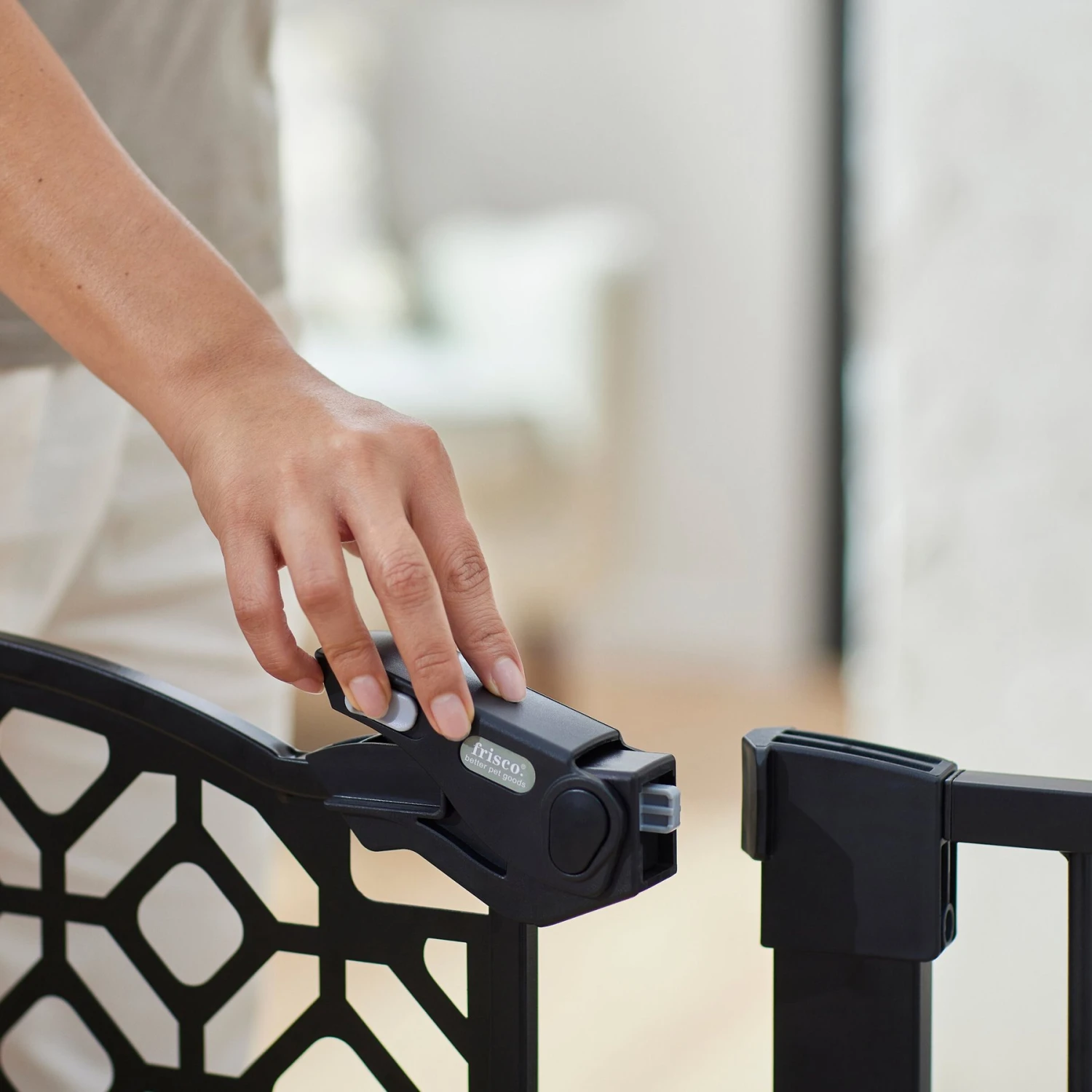 Frisco Metal Geometric Pattern Extra Wide Auto-close Dog Gate - Image 3